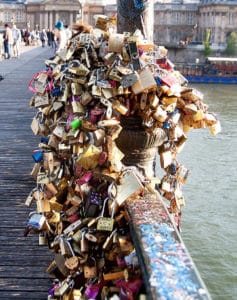 Love-locks-on-the-pont-des-arts-danger