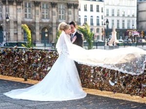 Just-married-at-the-Pont-des-Arts