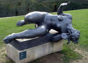 Jardin-carrousel-statue-la-riviere-sculptor-maillol