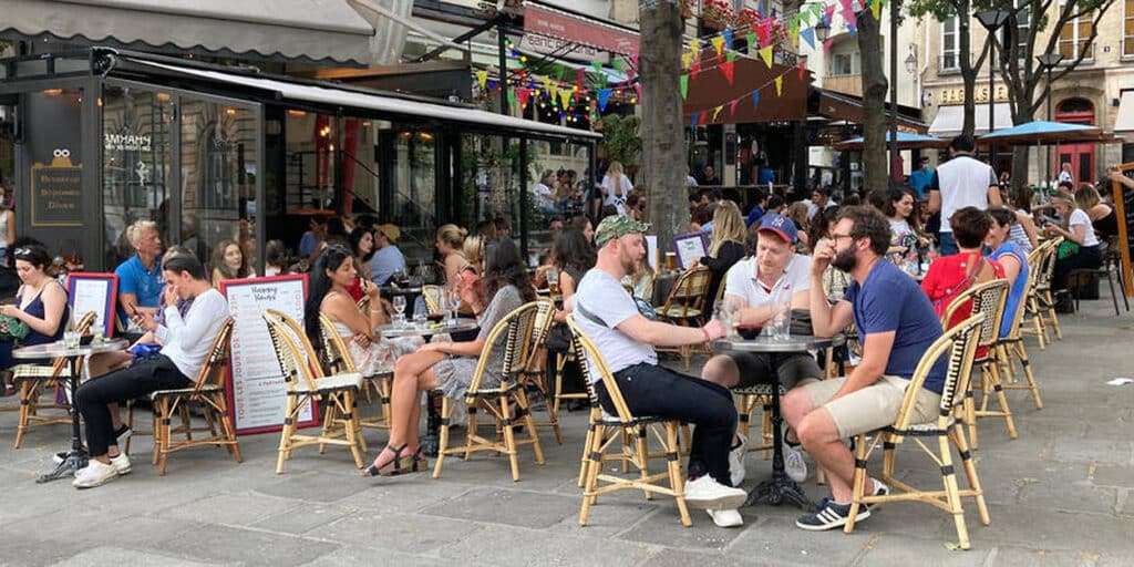 Pauses-detentes-butte-montmartre-terrasse-avec-touristes-le-long-de-la-rue