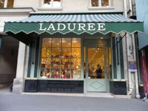 rue-royale-paris-magasin-laduree-patisserie